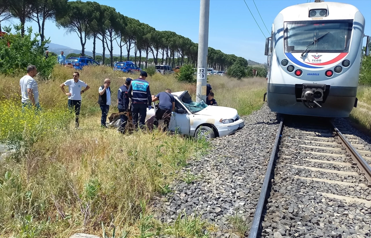 Manisa'da Hemzemin Geçitte Tren Otomobile Çarptı