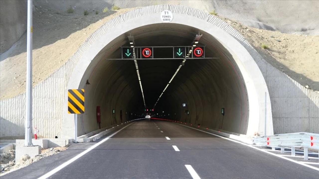 Maraş ile Göksun arasındaki tünellerin 15 Aralık'ta hizmete girmesi planlanıyor.