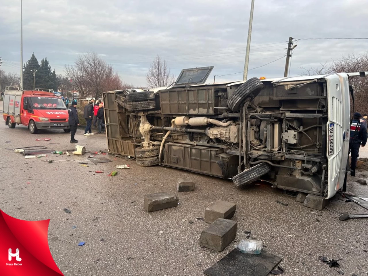 Balıkesir'de okul servisi, TIR'la çarpıştı: 8 öğrenci ağır yaralı