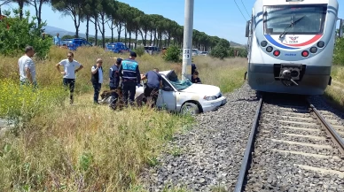 Manisa'da Hemzemin Geçitte Tren Otomobile Çarptı, Sürücü Yaralandı