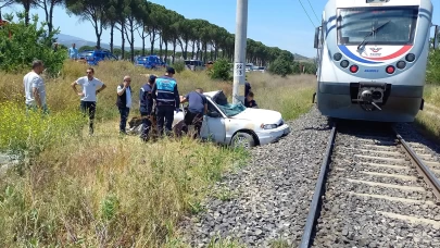 Manisa'da Hemzemin Geçitte Tren Otomobile Çarptı, Sürücü Yaralandı