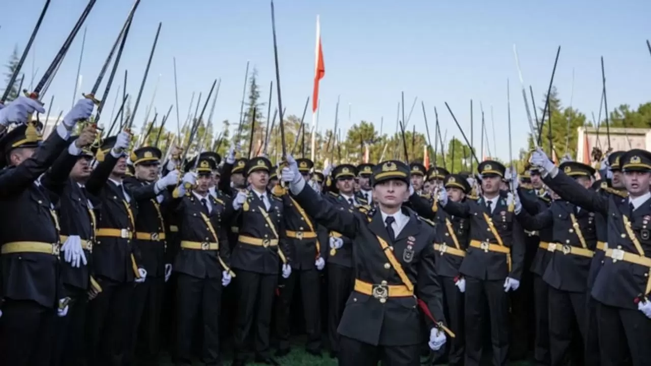 Mustafa Kemal'in askerleriyiz'' diyen teğmenler hakkında yeni gelişme! -  Haber Hergün