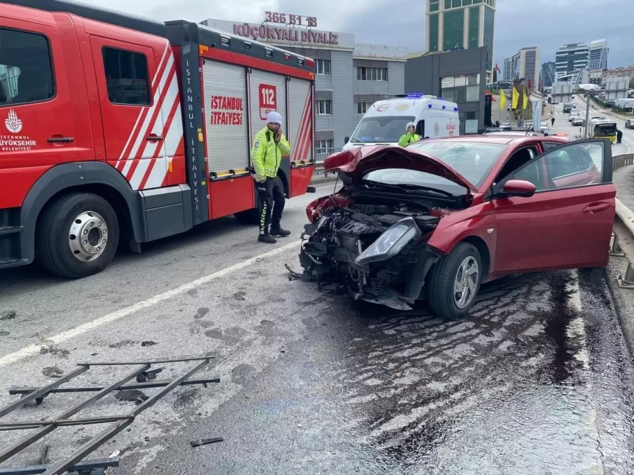 Maltepe'de iki araç kafa kafaya çarpıştı: 5 yaralı - Vizyon Havadis Gazetesi