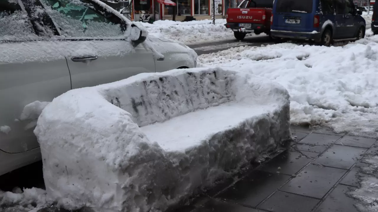 Erzurum esnafından kardan adam yerine kardan koltuk