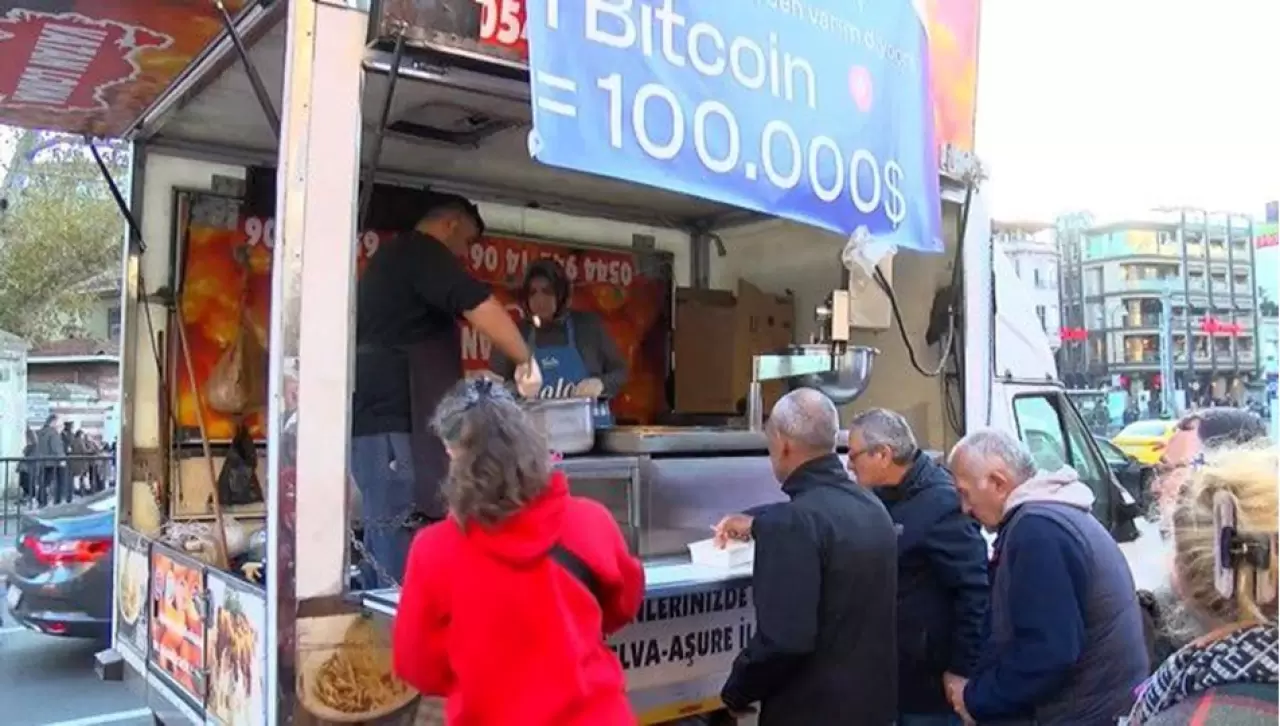 Kadıköy'de Bitcoin'in yükselişi için lokma dağıttılar: “Ne doları, ne  altını, 'ben varım' diyor” - Son Dakika Türkiye Haberleri | NTV Haber