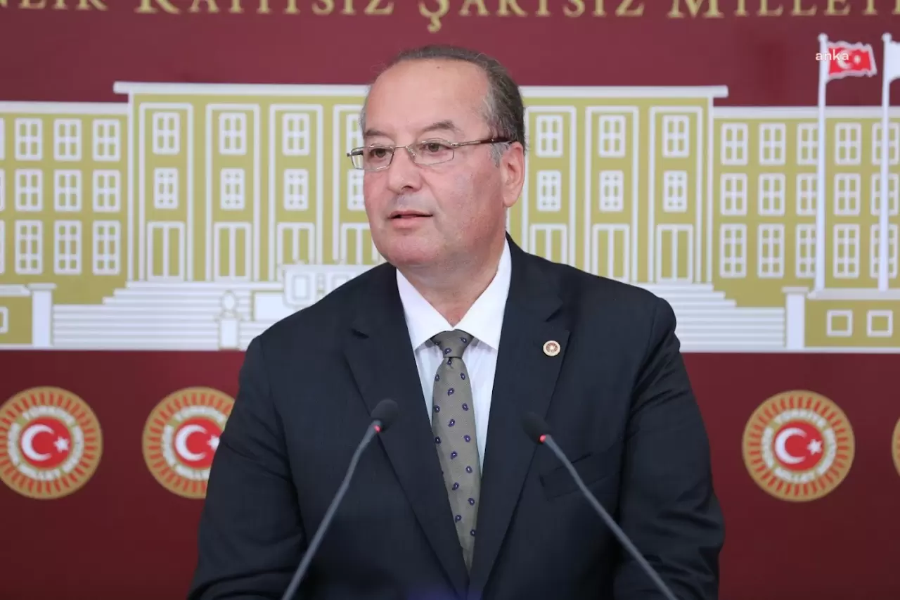 CEVDET AKAY: “VATANDAŞIN SIRTINDAKİ VERGİ YÜKÜNÜ DAHA DA BÜYÜTEN AKP,  MÜLTECİLERE GEÇTİĞİ KIYAKLARLA DA KAYIT DIŞI EKONOMİYİ KENDİ ELİYLE  BESLEYİP BÜYÜTÜYOR”