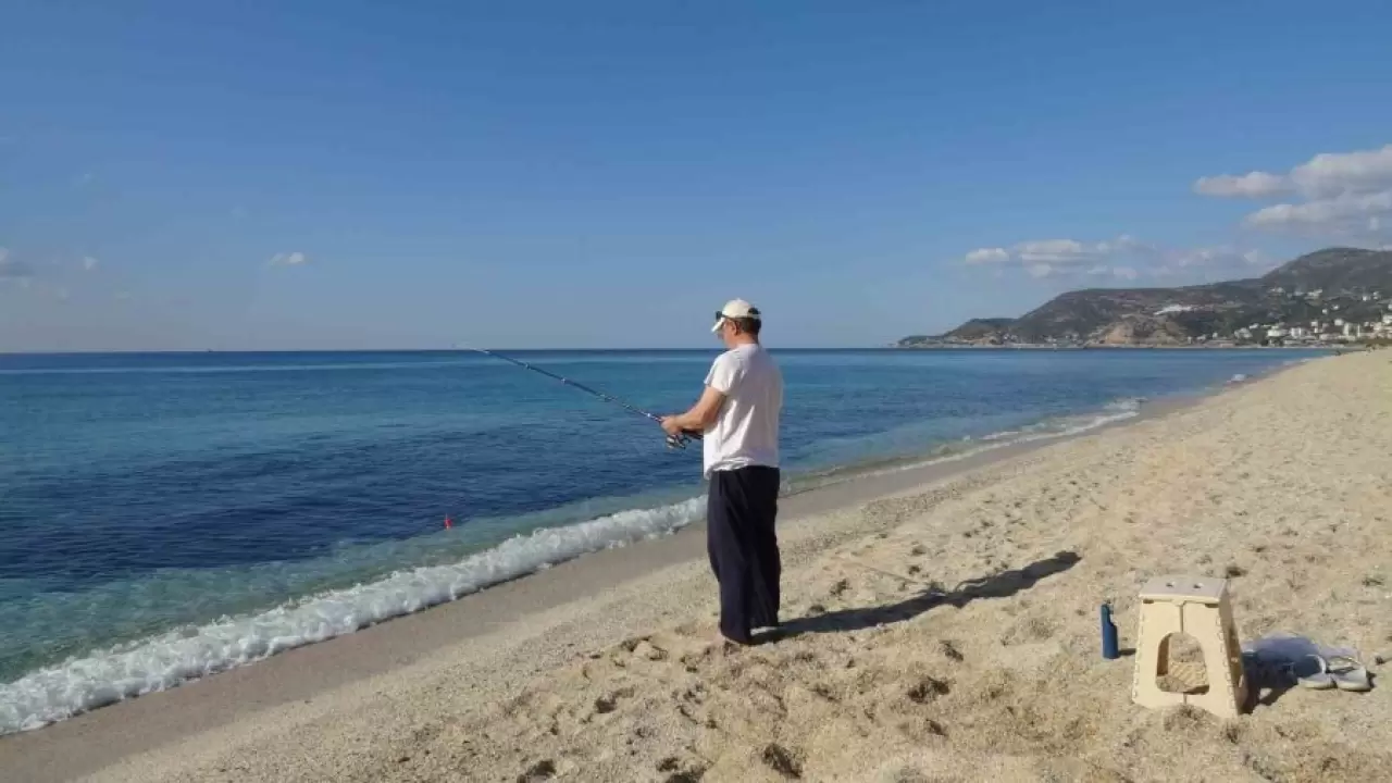 Türkiye Kışa Girmeye Hazırlanırken, Antalya Yazdan Kalma Günler Yaşıyor