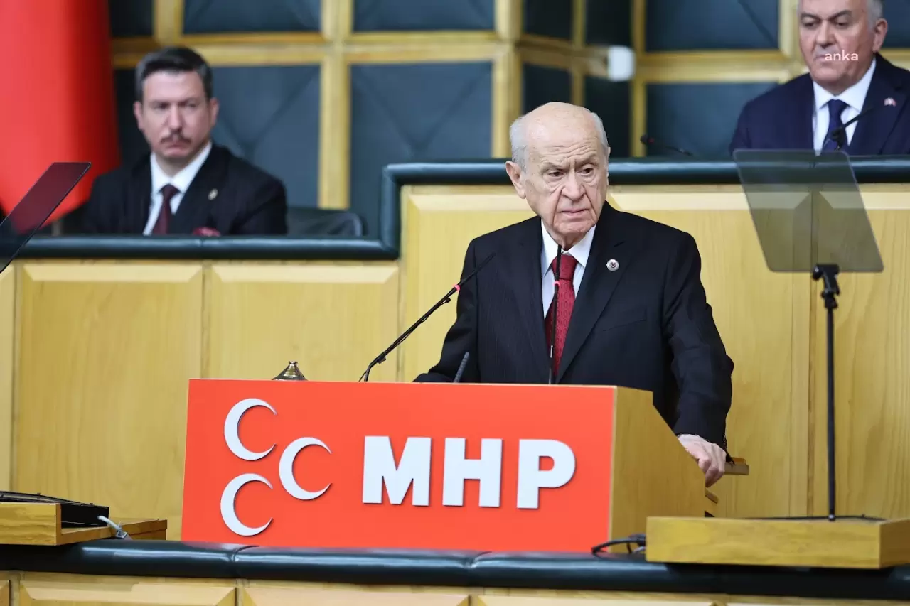 MHP grup toplantısı... Bahçeli çağrısını tekrarladı: "Terörist başı,  terörün bittiğini, terörün lav edildiğini söyleyecekse haydi DEM Parti  grubuna gelsin bunları teker teker söylesin. Teklifimde ısrarlıyım"