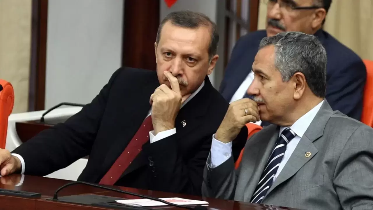 Bülent Arınç, yıllar önce yaşanan olayı anlattı: Tayyip Bey masaya yumruğu  vurup 'Sus ulan' demiş