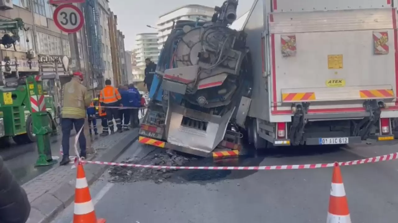 Güngören'de yol çöktü - Son Dakika Türkiye Haberleri | NTV Haber