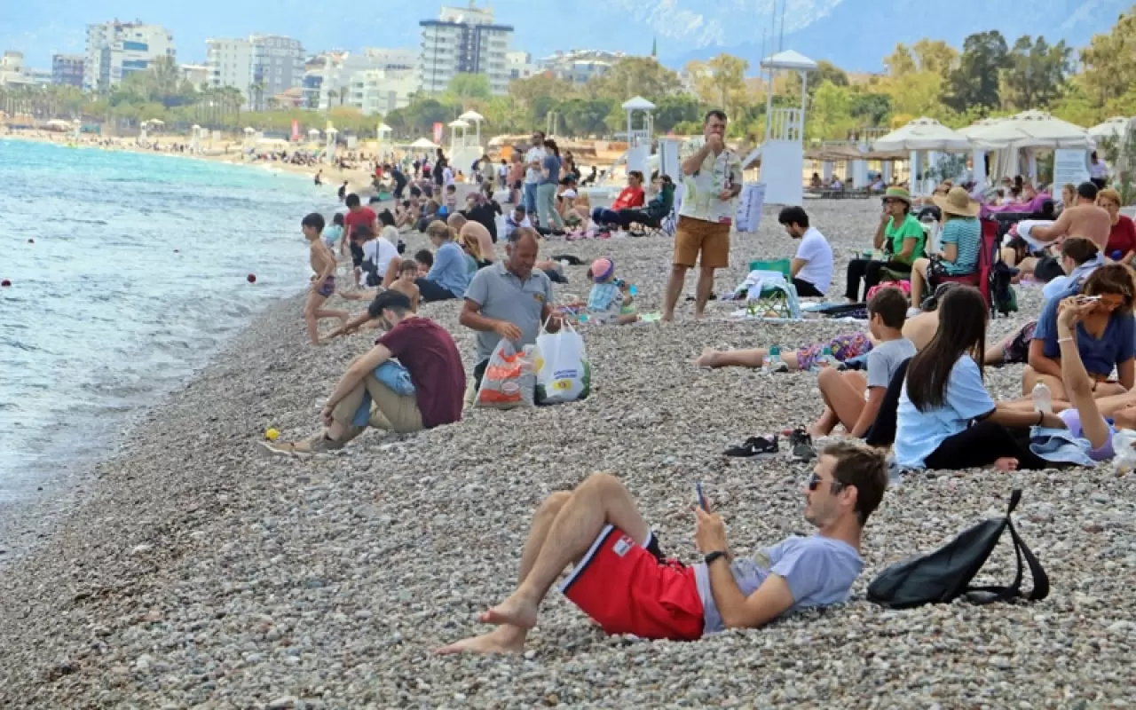 Antalya'da tatilciler, denizin ve güneşin tadını çıkardı