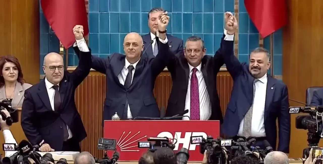 Özlale 'Altıoku' resmen taktı| o artık bir CHP'li| CHP'ye katılan Ümit  Özlale'ye oozetini Özgür Özel taktı