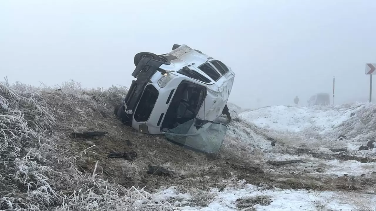 Muş'ta öğretmenleri taşıyan minibüs devrildi