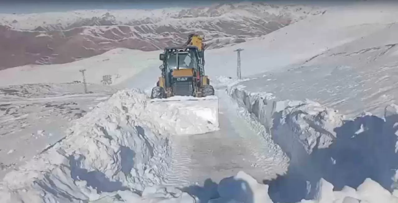 Kar kalınlığı 1 metreye ulaştı, ekipler 35 kilometrelik yolu açmak için  seferber oldu