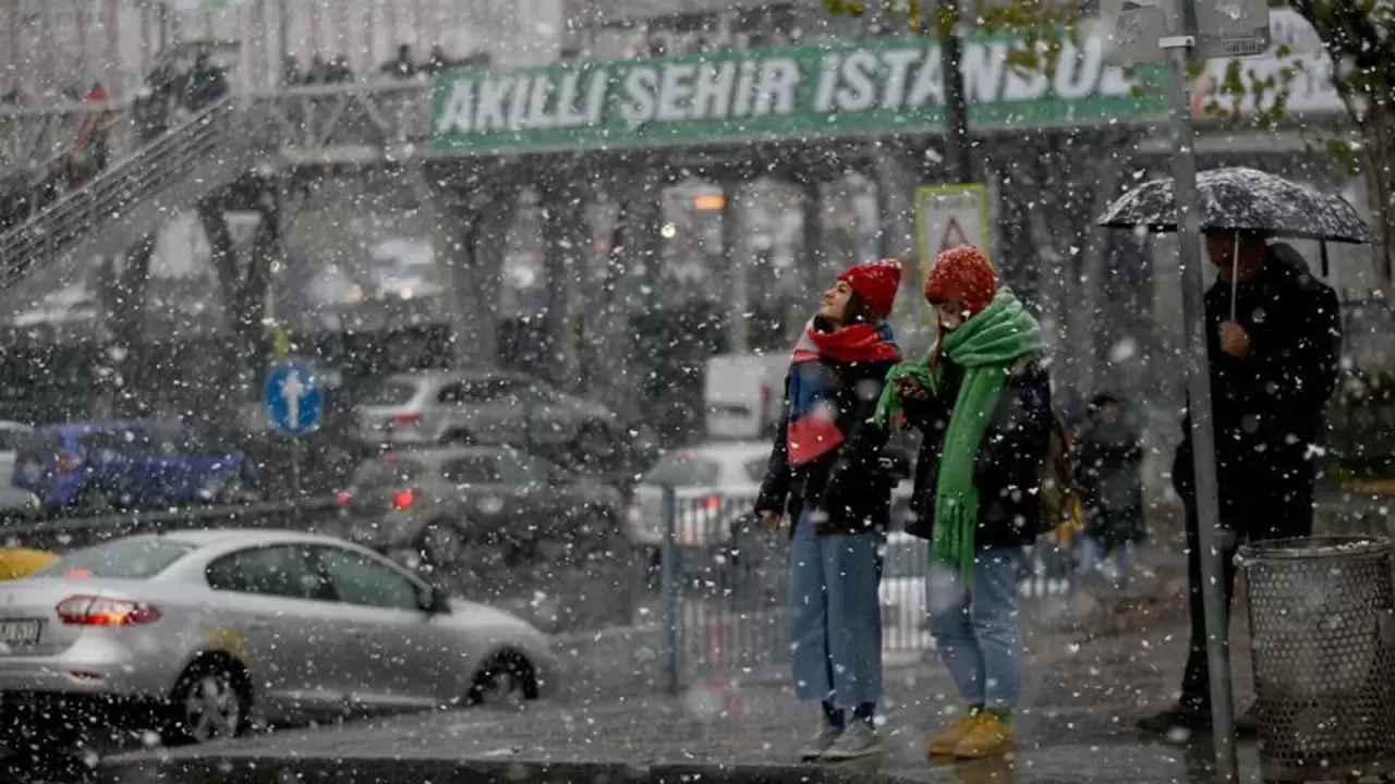 Dondurucu soğuklar geliyor, ekstrem hava olayları görülecek: İstanbul'a kar  yağışı ne zaman? Yılbaşı işaret edildi - 03.12.2024, Sputnik Türkiye