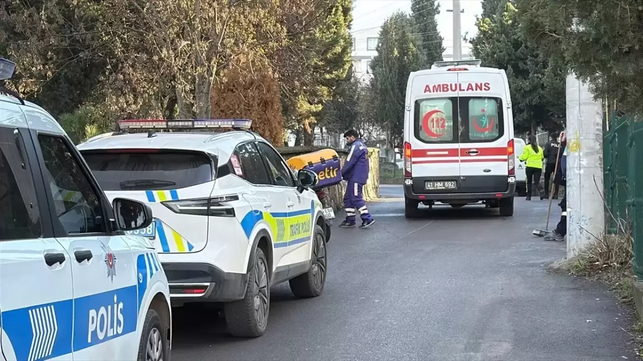 Gebze'de Motosiklet Devrildi, Sürücü Yaralandı