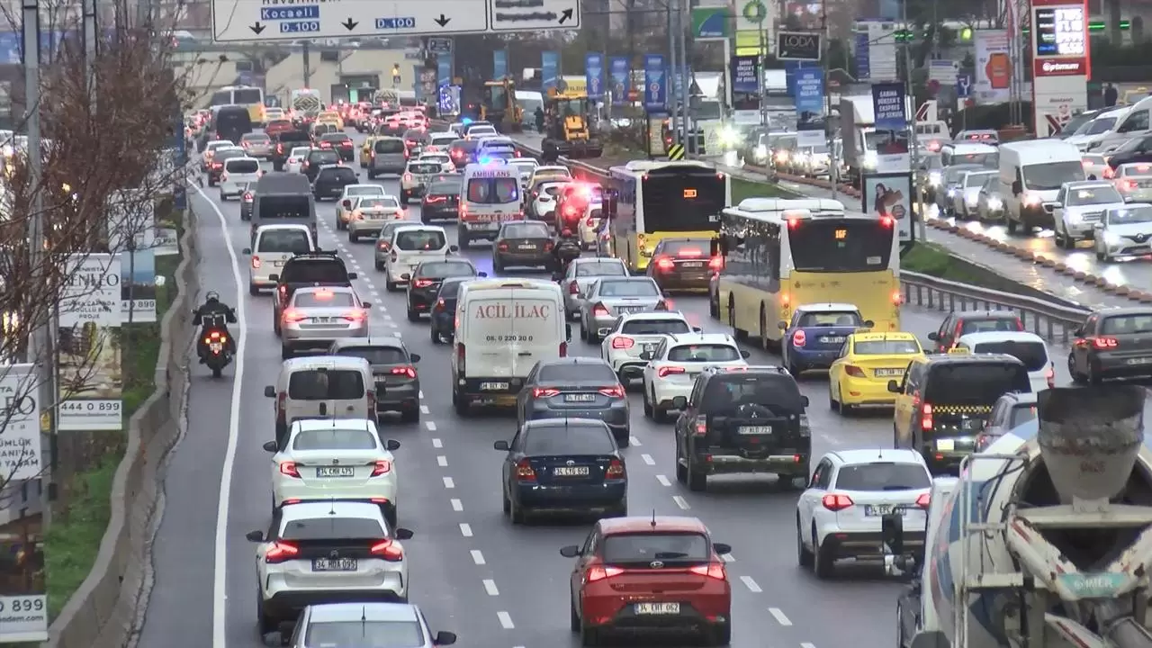 İstanbul'da trafik yoğunluğu yaşanıyor - Son Dakika Haberleri